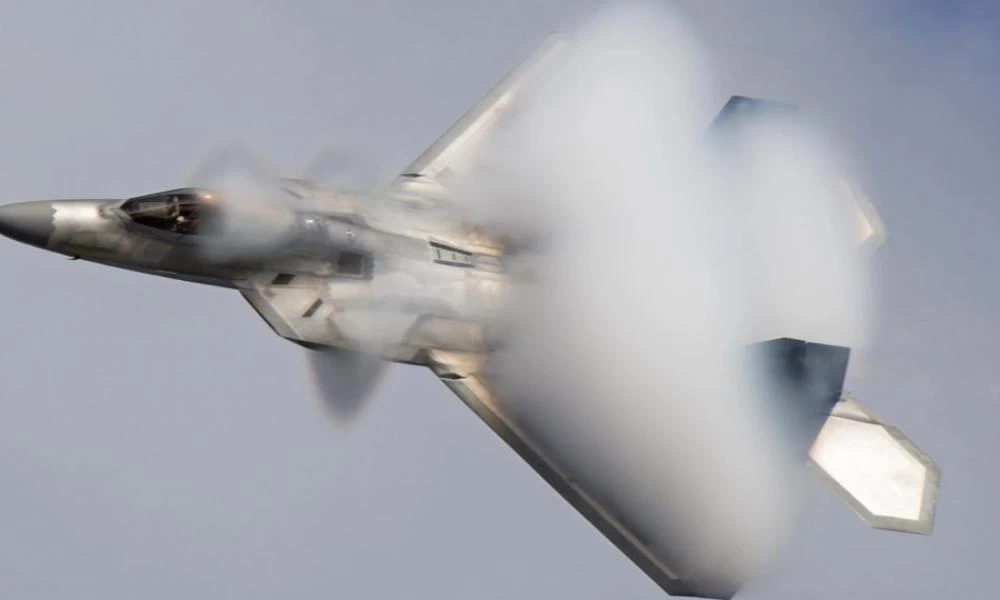 Στο πιλοτήριο ενός stealth μαχητικού αεροσκάφους F-22 Raptor (βίντεο)